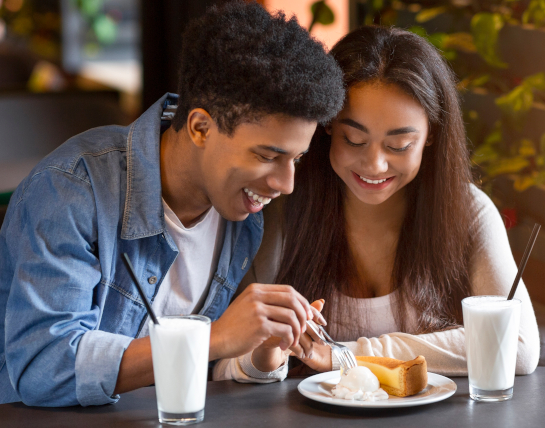 2 college students eating dessert